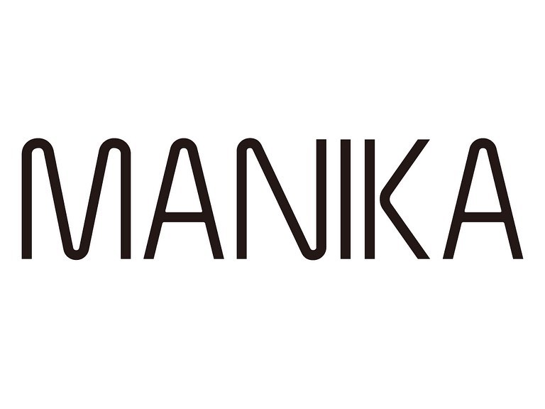 出店者紹介！・@manikafactory ・“maniac”な“nanika”＝“MANIKA”「マニカ」とは、物質的な“マニアック”というよりもむしろ、人がLIFE＝人生という壮大な旅を歩む中で、特に大切にしている事。（仕事だったり、遊びだったり、子育てだったり、それ以外の事や、もしかしたらそれら全てかもしれませんそういったその人の原動力となる部分を“マニアック”な“ナニカ”として捉えた造語です。あなたの人生はあなたしか歩む事が出来ないし、あなただけしか見る事が出来ません。あなたが感じる興味はあなただけのものだし、あなたが大切にする“ナニカ”もきっと一つとは限りません。そういったあなただけの世界は当然ながら“マニアック”なものである筈だし、それが一つあるだけでも素晴らしい事だと思うのです。私たちはそんなあなたの“マニアック”な“ナニカ”“MANIKA”の一つになりたいと思っています。私たち“MANIKA”を持っていただき、使ってもらう事で、あなたの人生がほんの少しでも楽しいものになればいいのにな。​そんな事を思い描きながら日々商品を作っております。#projectnowhere#project#nowhere#沼尻高原ロッジ#沼尻